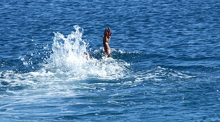 Schwimmer im Wasser (Quelle: pixelio.de - Rainer Sturm)