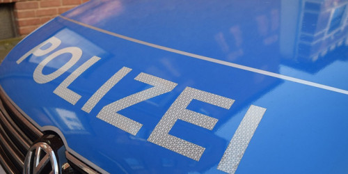 Polizeischriftzug auf Auto