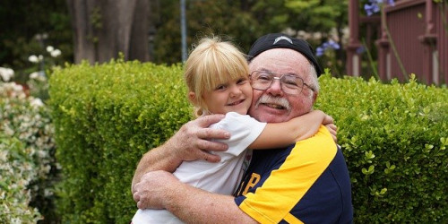 Gro&szlig;vater mit Enkelin