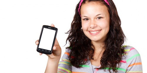 M&auml;dchen mit Handy