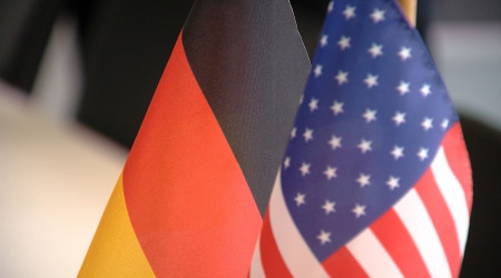 Deutsche Flagge und US-Flagge im IHK-B&uuml;ro (Quelle: RTF.3)