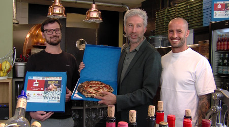 V. l. n. r.: Kay Brock, Boris Palmer und Luca Leimgruber pr&auml;sentieren Pizzabox (Quelle: RTF.3)