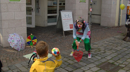 "Clowns im Dienst" erhalten Spende (Quelle: RTF.3)