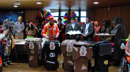 Narren st&uuml;rmen Landratsamt des Zollernalbkreises (Quelle: RTF.3)