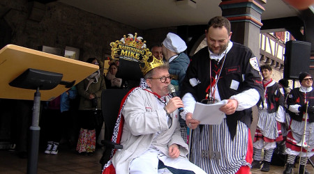 Narren machen Mike M&uuml;nzing zum K&ouml;nig (Quelle: RTF.3)