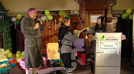 Die Schl&uuml;ssel&uuml;bergabe im Landratsamt (Quelle: RTF.3)