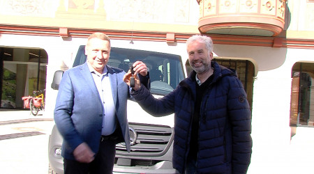 &Uuml;bergabe barrierefreier Bus von Boris Palmer an Vitalii Maletskyi (Quelle: RTF.3)