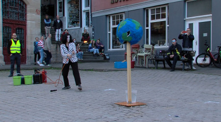 Katherina Reiche-Darstellerin auf dem T&uuml;binger Marktplatz (Quelle: RTF.3)