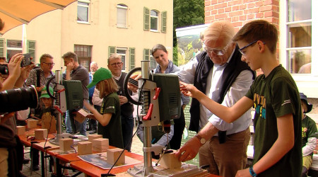 Bundespr&auml;sident Steinmeier beim Bohren von Insektenhotels (Quelle: RTF.3)