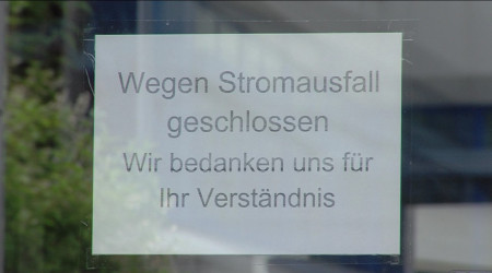 Geschlossen-Schild vor Eingangst&uuml;r (Quelle: RTF.3)