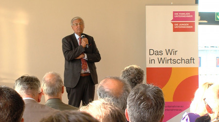 Wolfgang Bosbach bei der Jahresauptversammlung der Familien Unternehmer und Jungen Unternehmer (Quelle: RTF.3)