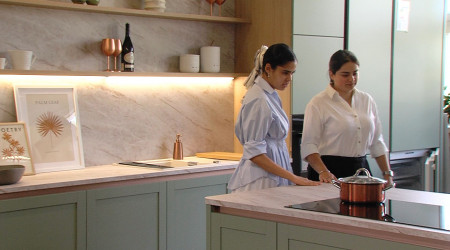 Naomi Wolter und Carolin Leprich in einer K&uuml;che bei Schw&ouml;rerHaus (Quelle: RTF.3)