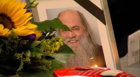 An Rainer Bucks Platz im Kreistag erinnert ein Foto an den Verstorbenen (Quelle: RTF.3)