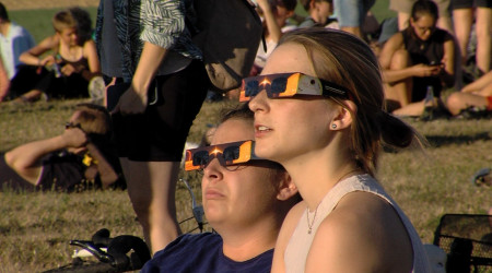 Sch&uuml;tzt die Augen vor der Sonne: die Sofi-Brille (Quelle: RTF.3)