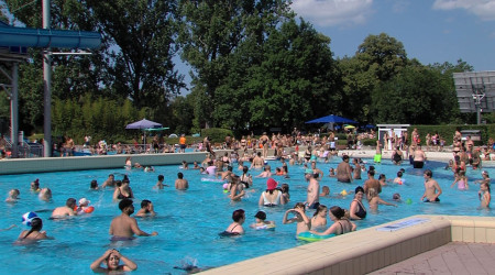 Volles Becken im Wellenfreibad (Quelle: RTF.3)