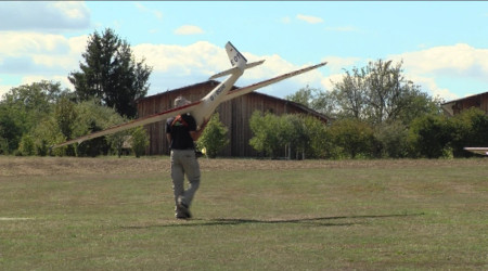 Mann mit Modellflugzeug (Quelle: RTF.3)