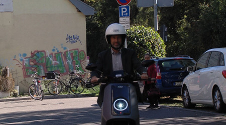 Boris Palmer auf einem E-Roller (Quelle: RTF.3)