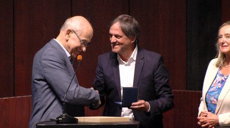 Jan Sellner erh&auml;lt die Friedrich-E.-Bogt-Medaille (Quelle: RTF.3)