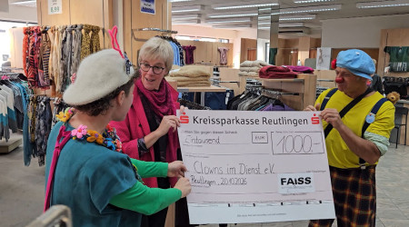 Spenden&uuml;bergabe vom Modehaus Faiss an Clowns im Dienst (Quelle: Cornelius Graetz)